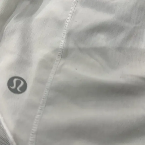 (6252) LULULEMON Hotty Hot Short II (Long 4&quot;) White/Barely Beige in Sz 6 *Loved