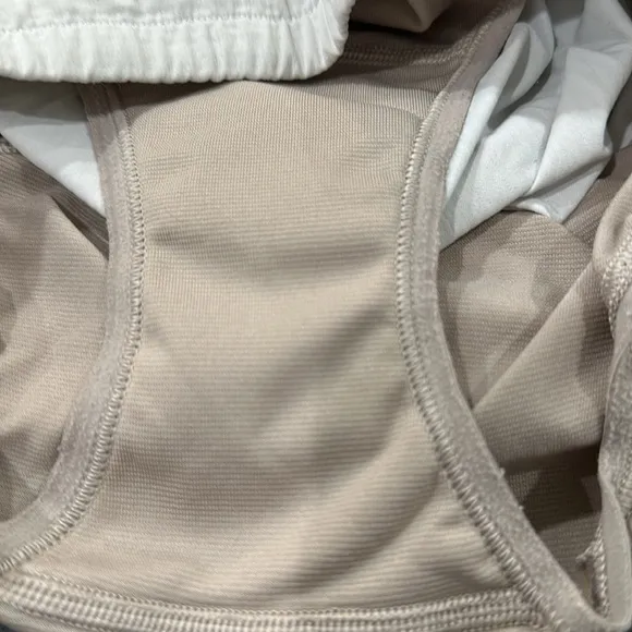 (6252) LULULEMON Hotty Hot Short II (Long 4&quot;) White/Barely Beige in Sz 6 *Loved