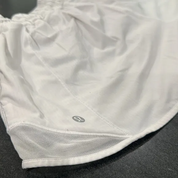 (6252) LULULEMON Hotty Hot Short II (Long 4&quot;) White/Barely Beige in Sz 6 *Loved