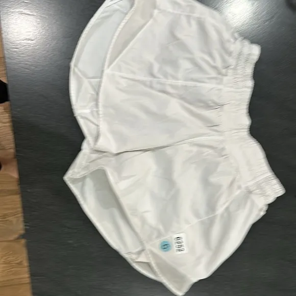 (6252) LULULEMON Hotty Hot Short II (Long 4&quot;) White/Barely Beige in Sz 6 *Loved