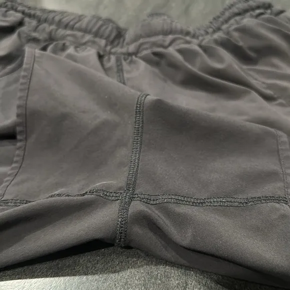 (6271) LULULEMON Hotty Hot Short 4&quot; Sz 10 **LOVED *logo faded