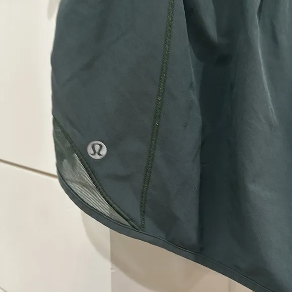(6370) Lululemon Hotty Hot Short II *2.5&quot; in DARK FORREST in Sz 6