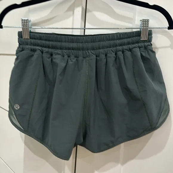 (6370) Lululemon Hotty Hot Short II *2.5&quot; in DARK FORREST in Sz 6