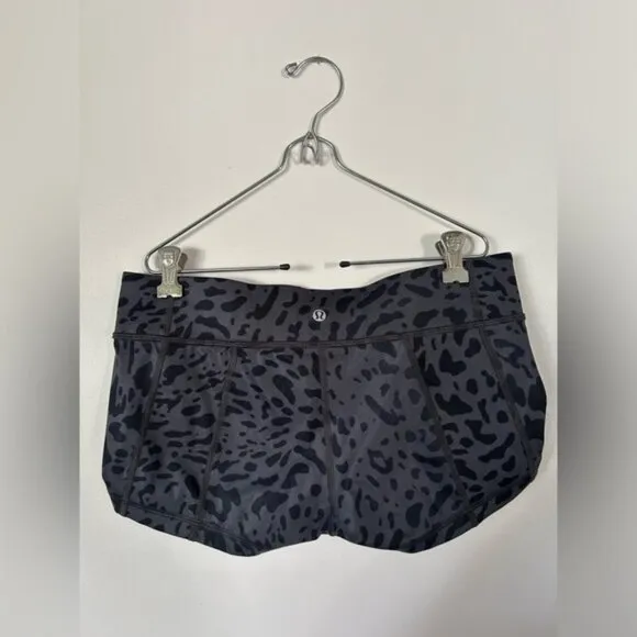 Lululemon Hot Hot Short Animal Swirl Deep CoalLight- Size 8