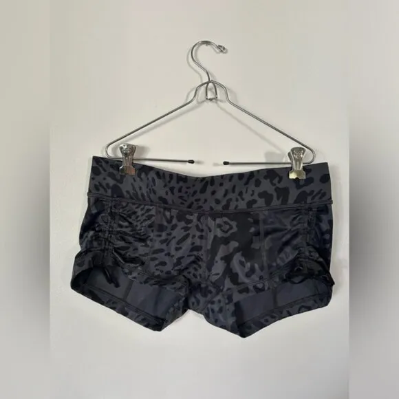 Lululemon Hot Hot Short Animal Swirl Deep CoalLight- Size 8