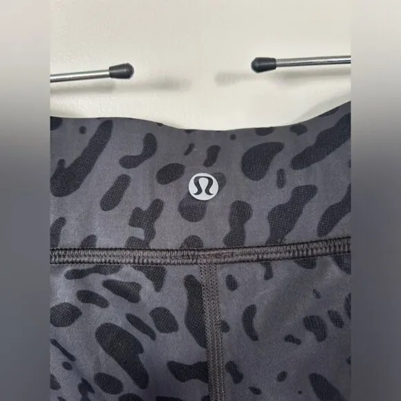 Lululemon Hot Hot Short Animal Swirl Deep CoalLight- Size 8