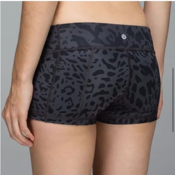 Lululemon Hot Hot Short Animal Swirl Deep CoalLight- Size 8