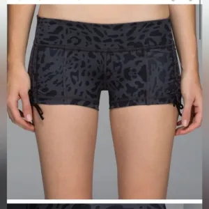 Lululemon Hot Hot Short Animal Swirl Deep CoalLight- Size 8