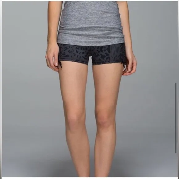 Lululemon Hot Hot Short Animal Swirl Deep CoalLight- Size 8