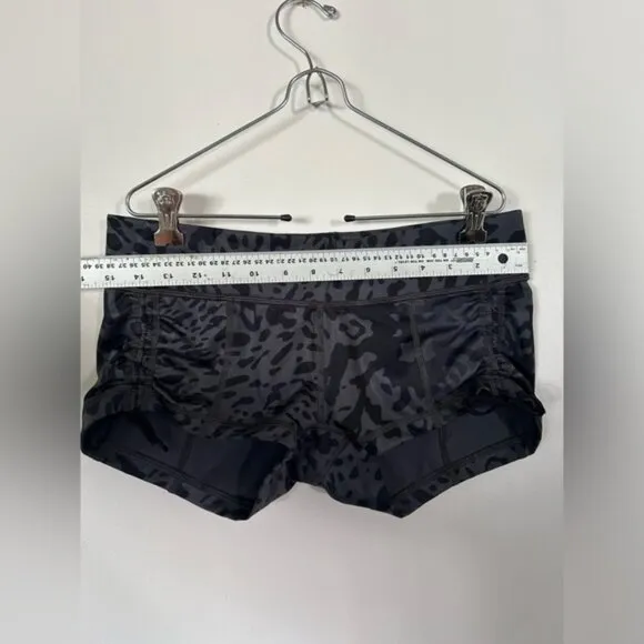 Lululemon Hot Hot Short Animal Swirl Deep CoalLight- Size 8