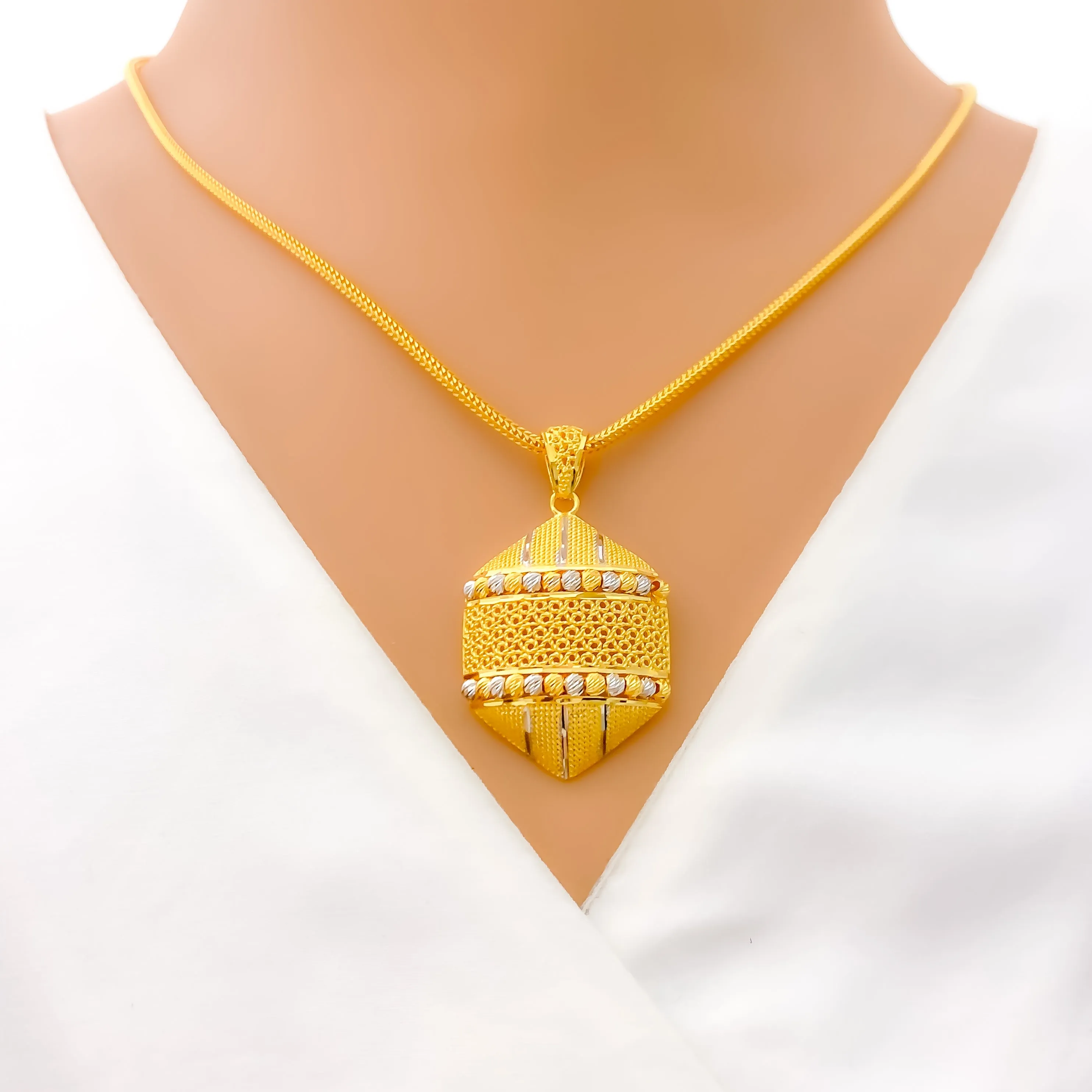 Upscale Etched 22K Gold Pendant Set