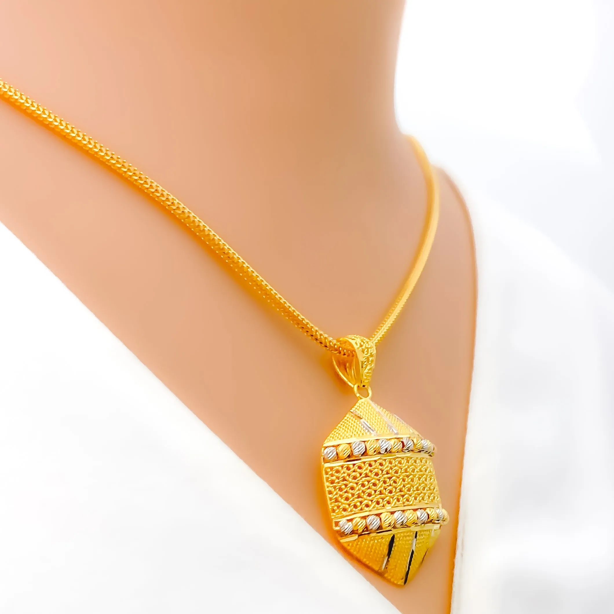 Upscale Etched 22K Gold Pendant Set