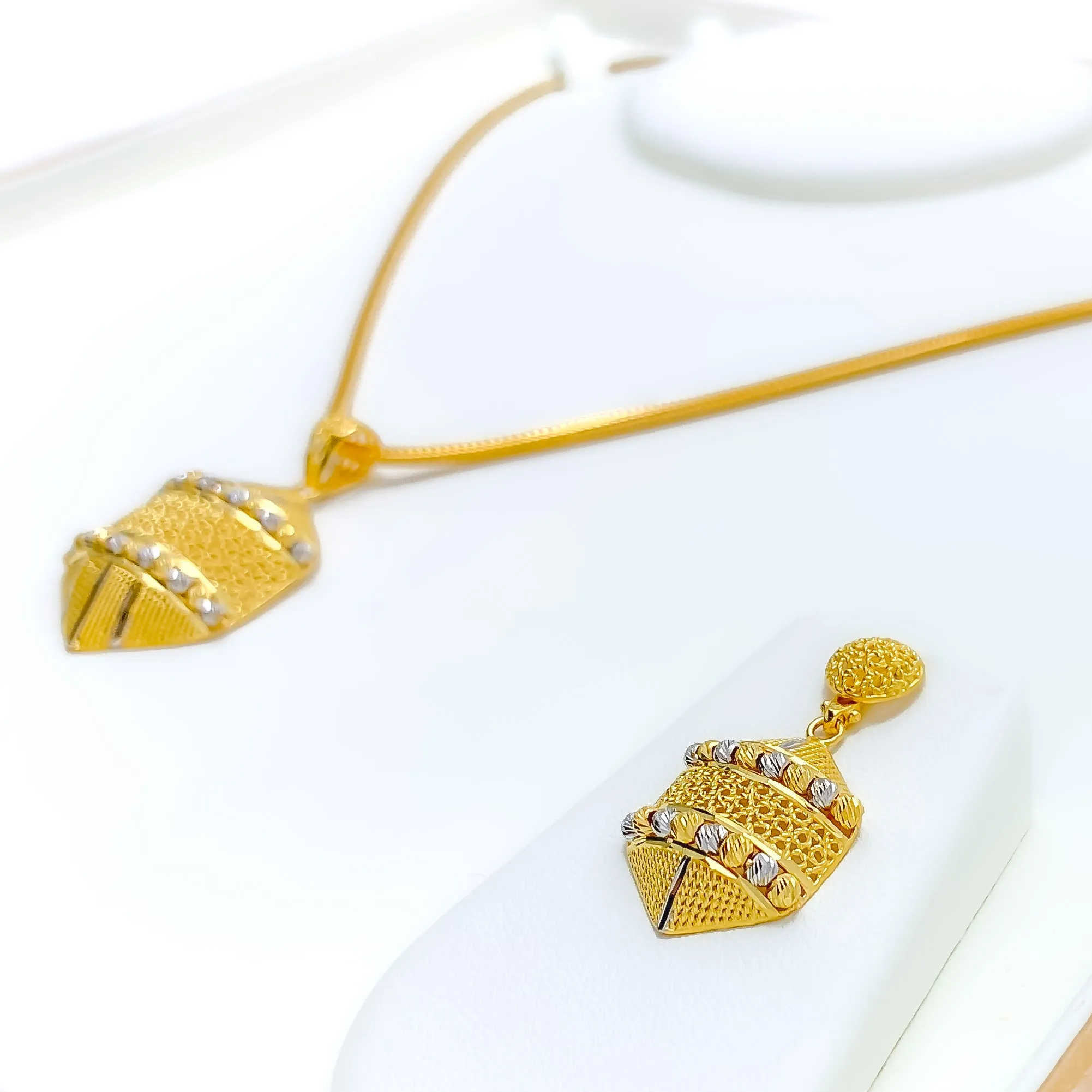Upscale Etched 22K Gold Pendant Set