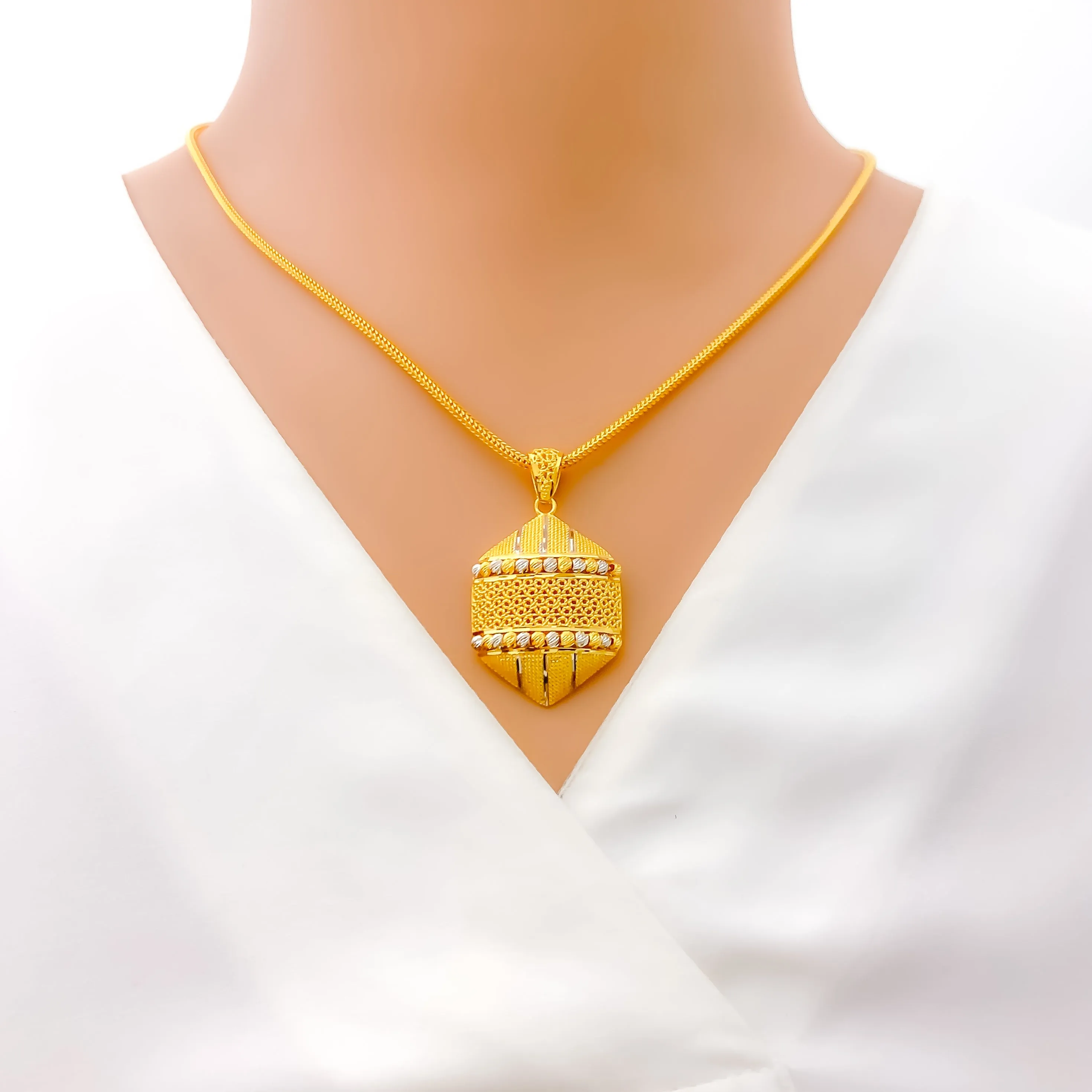 Upscale Etched 22K Gold Pendant Set