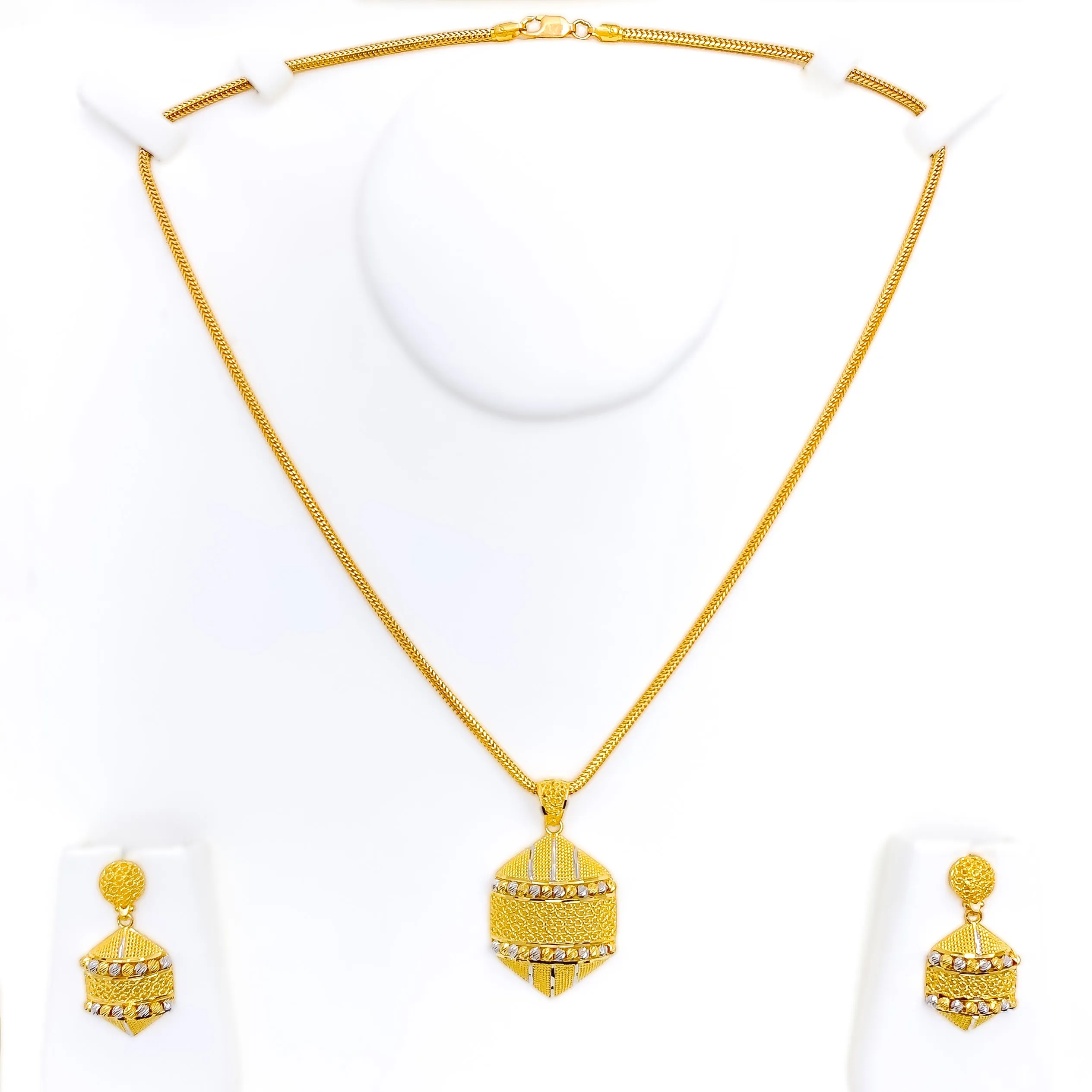 Upscale Etched 22K Gold Pendant Set