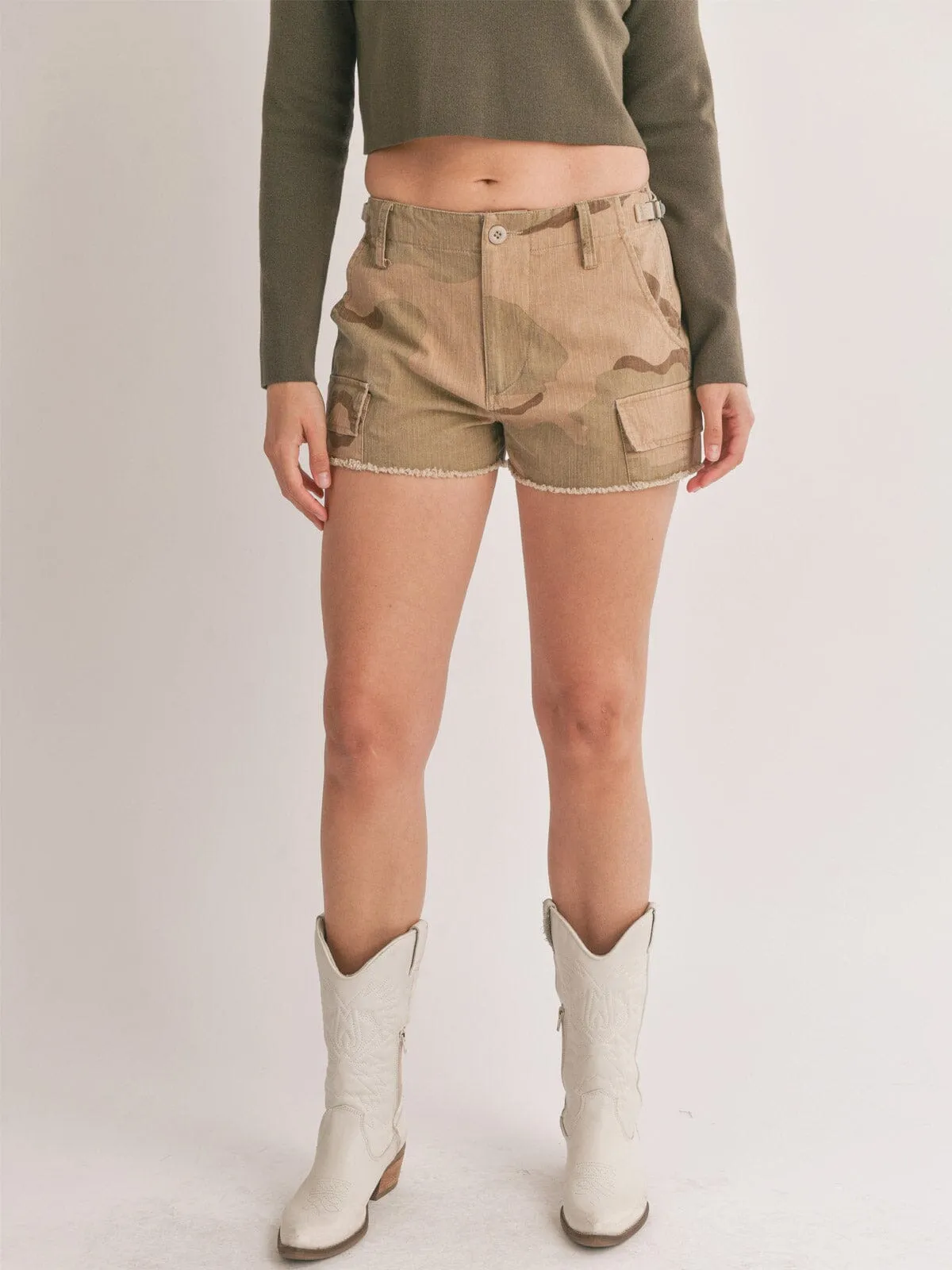 WOMEN'S BUTTON CLOSURE POCKETS CAMO PRINT SHORTS