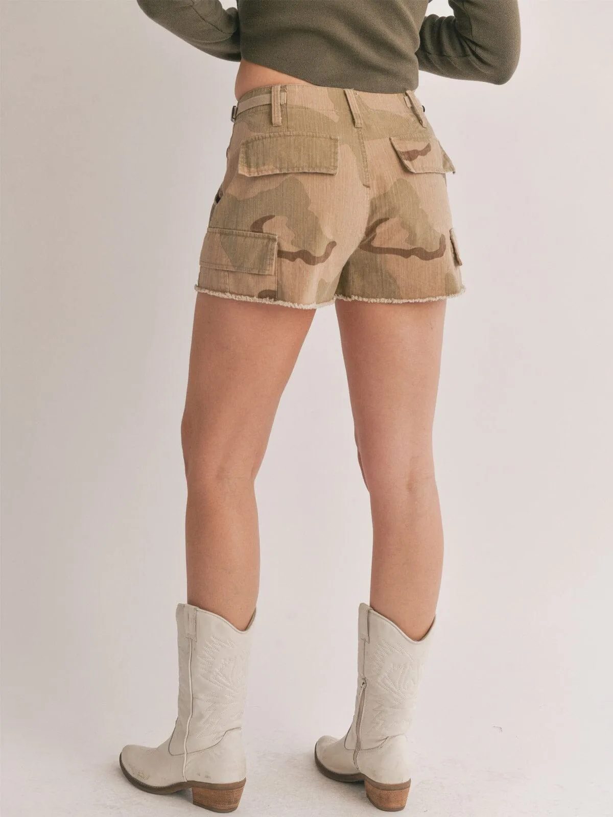 WOMEN'S BUTTON CLOSURE POCKETS CAMO PRINT SHORTS