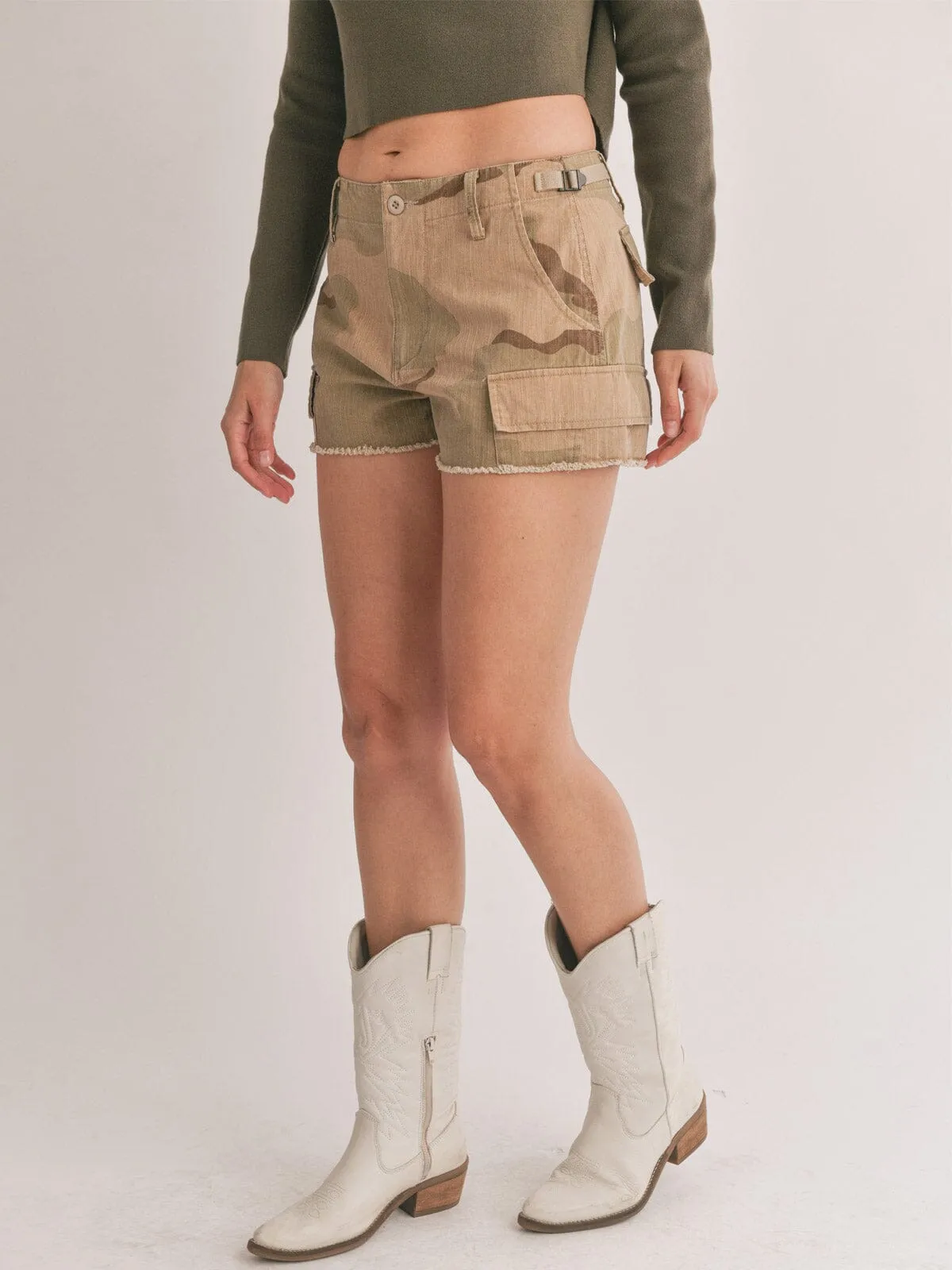 WOMEN'S BUTTON CLOSURE POCKETS CAMO PRINT SHORTS